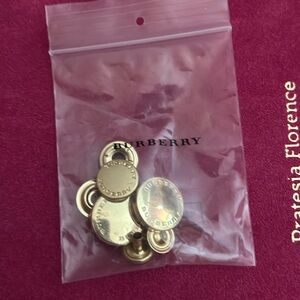 Sale🌟🛍️🛍Authentic Burberry Replacement coat snaps.